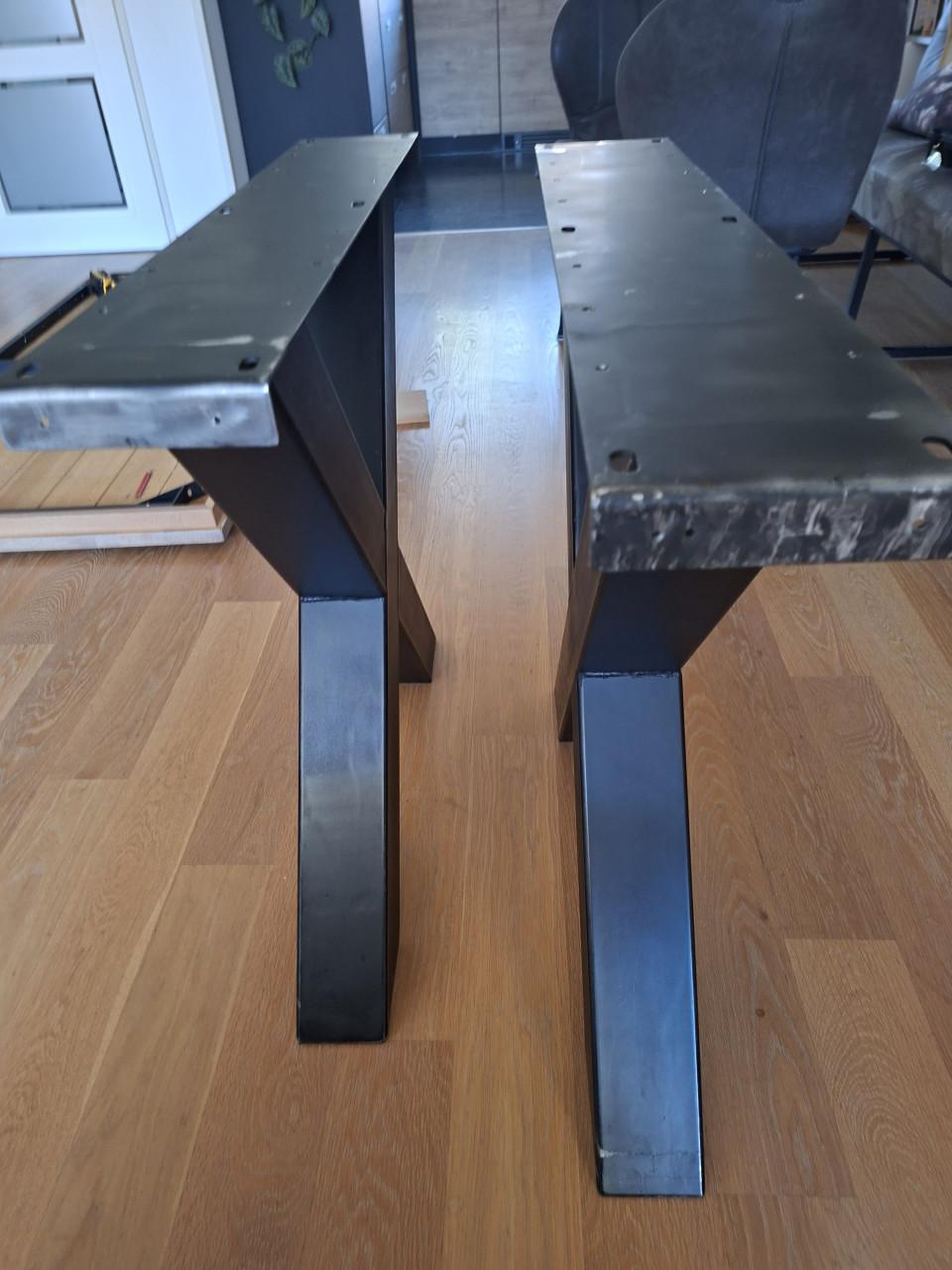 2 stalen X-poten voor onder eettafel