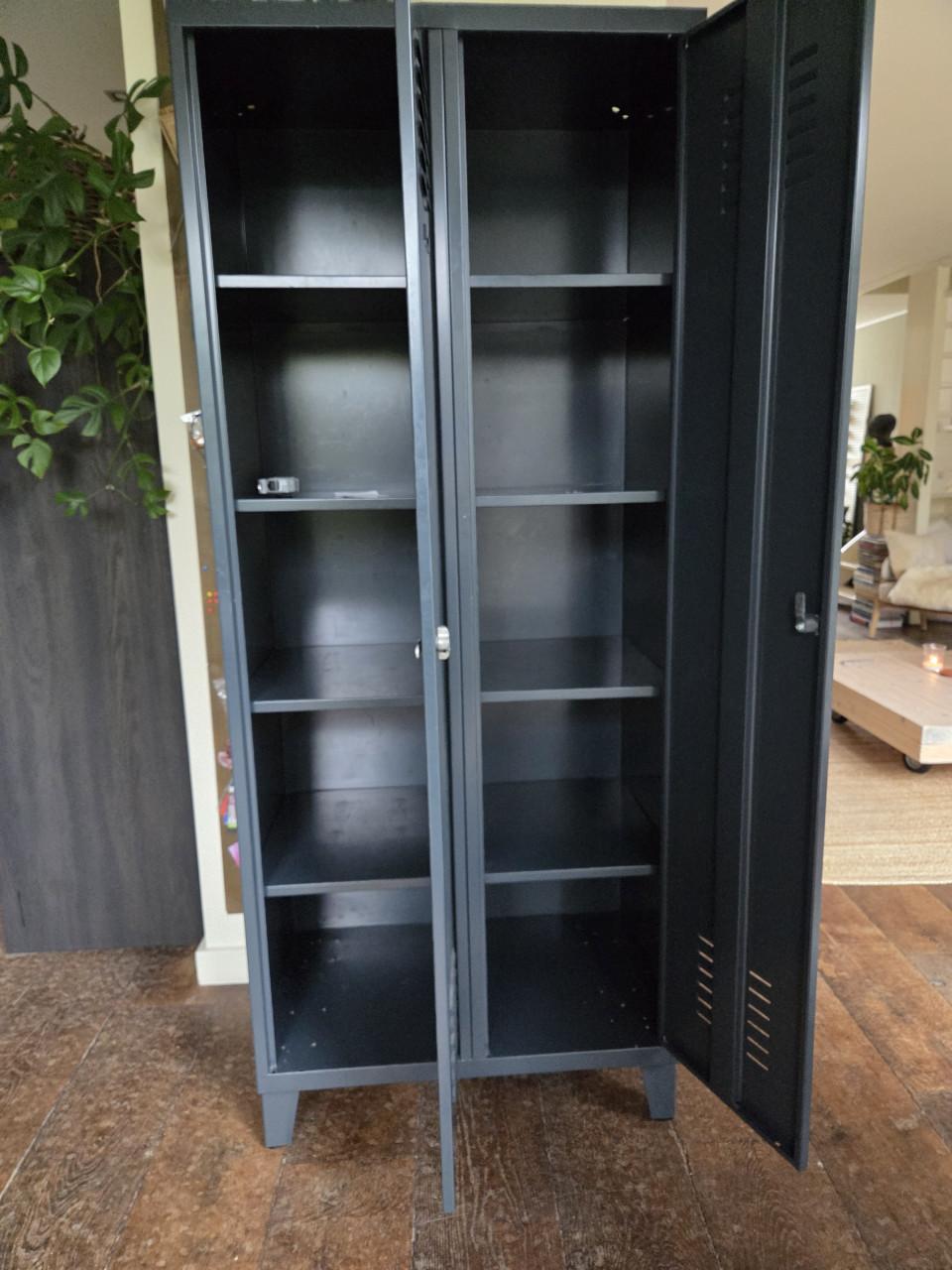 Te koop: stalen locker kast