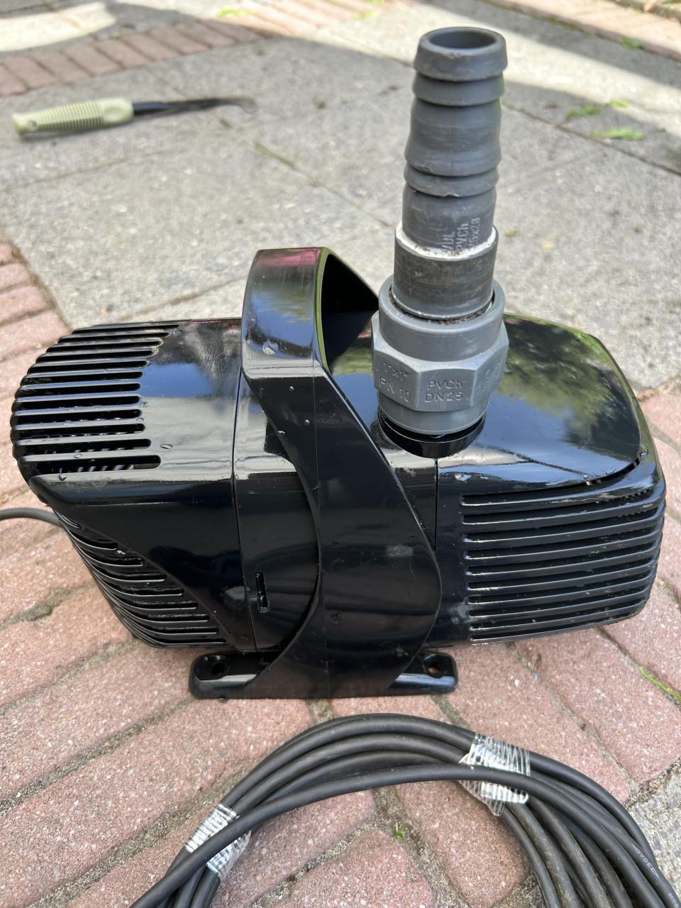 Te koop Messner mpf 10000 sterke en zuinige Vijverpomp snoer 5.60 cm lang.