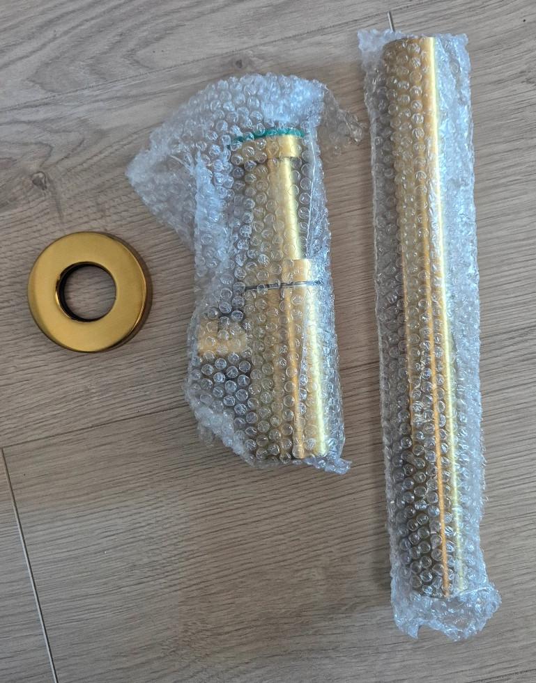 Keramisch fonteintje met toebehoren.