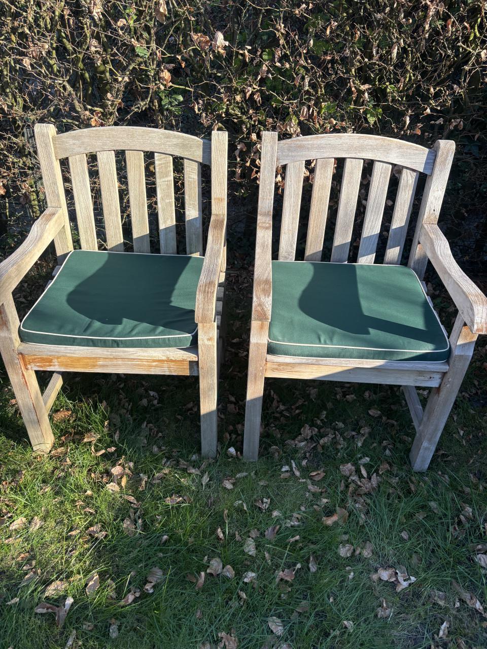 2 blokstoelen teakhout met kussens
