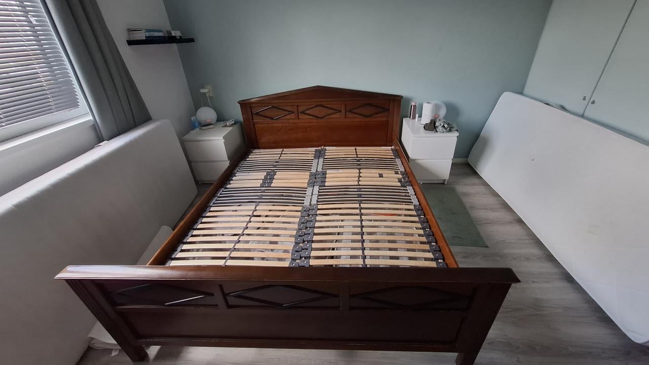 Tweepersoons bed met lattenbodems 160x200