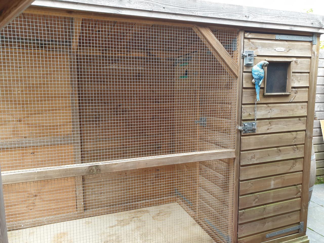 Voliere met regenton