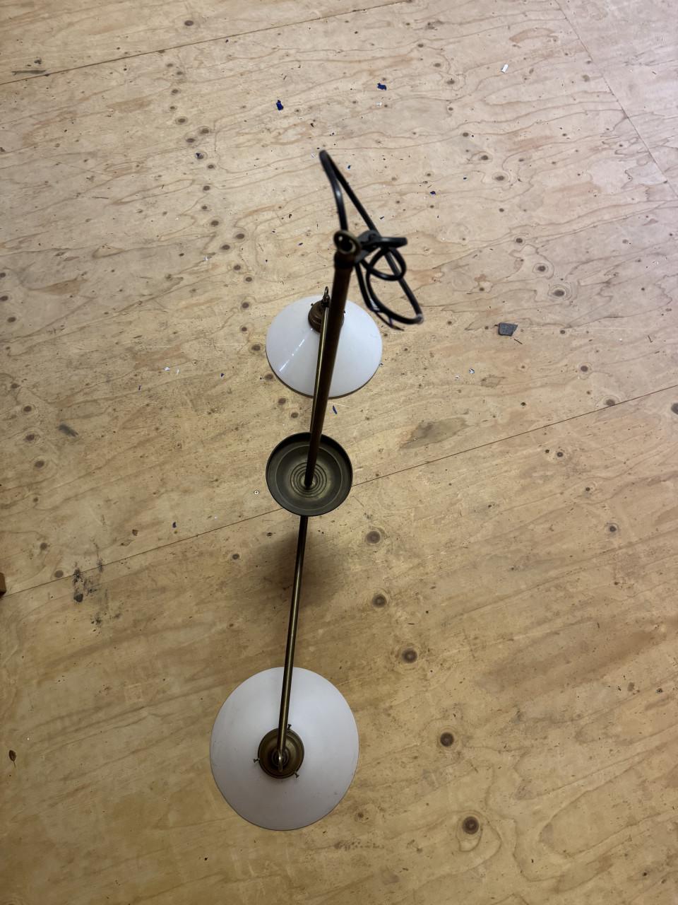 Messing hanglamp met melkglazen kapjes