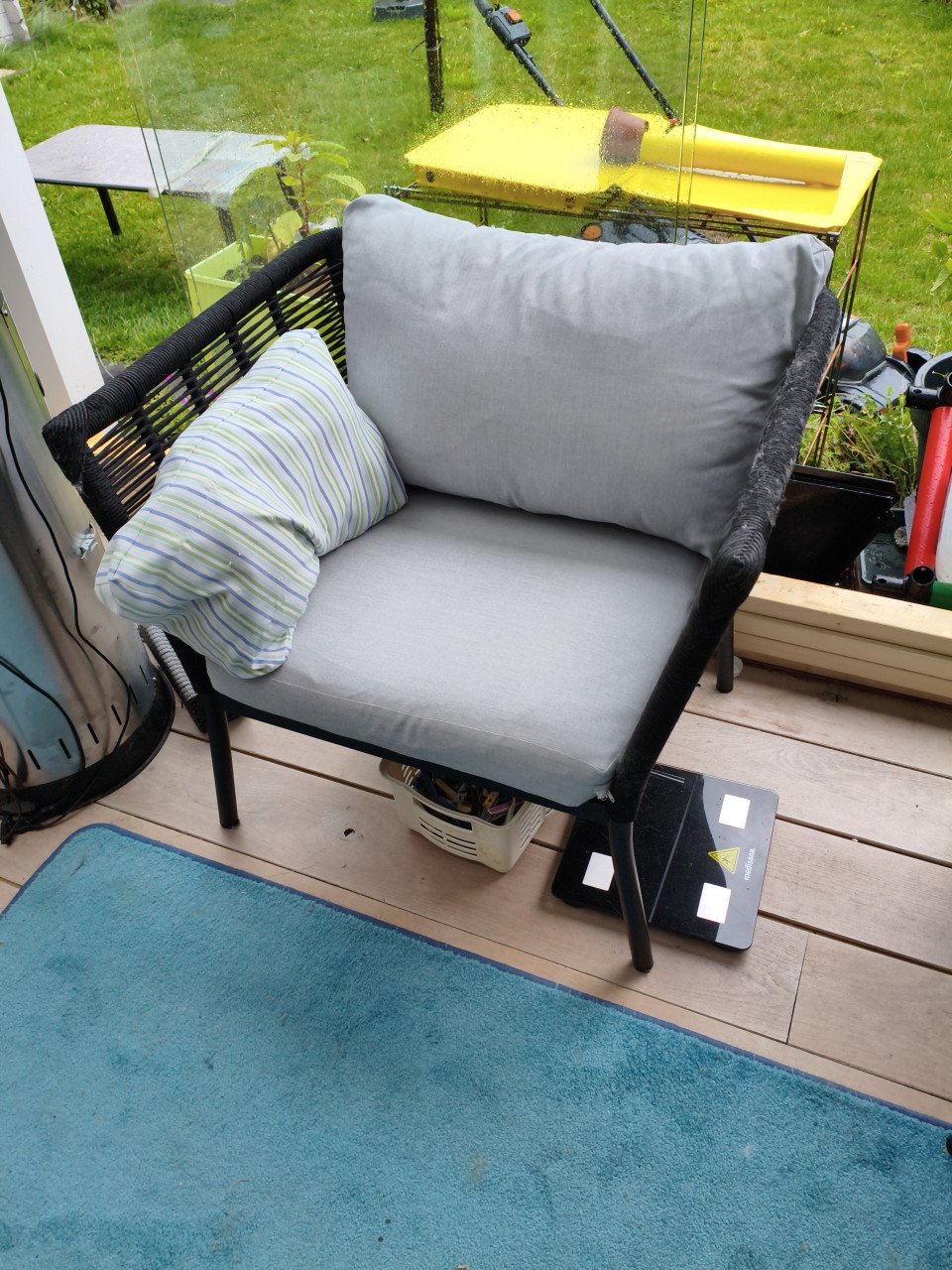 Loungeset 5 zitplaatsen, 2 stoelen, 1. bank met kussens.