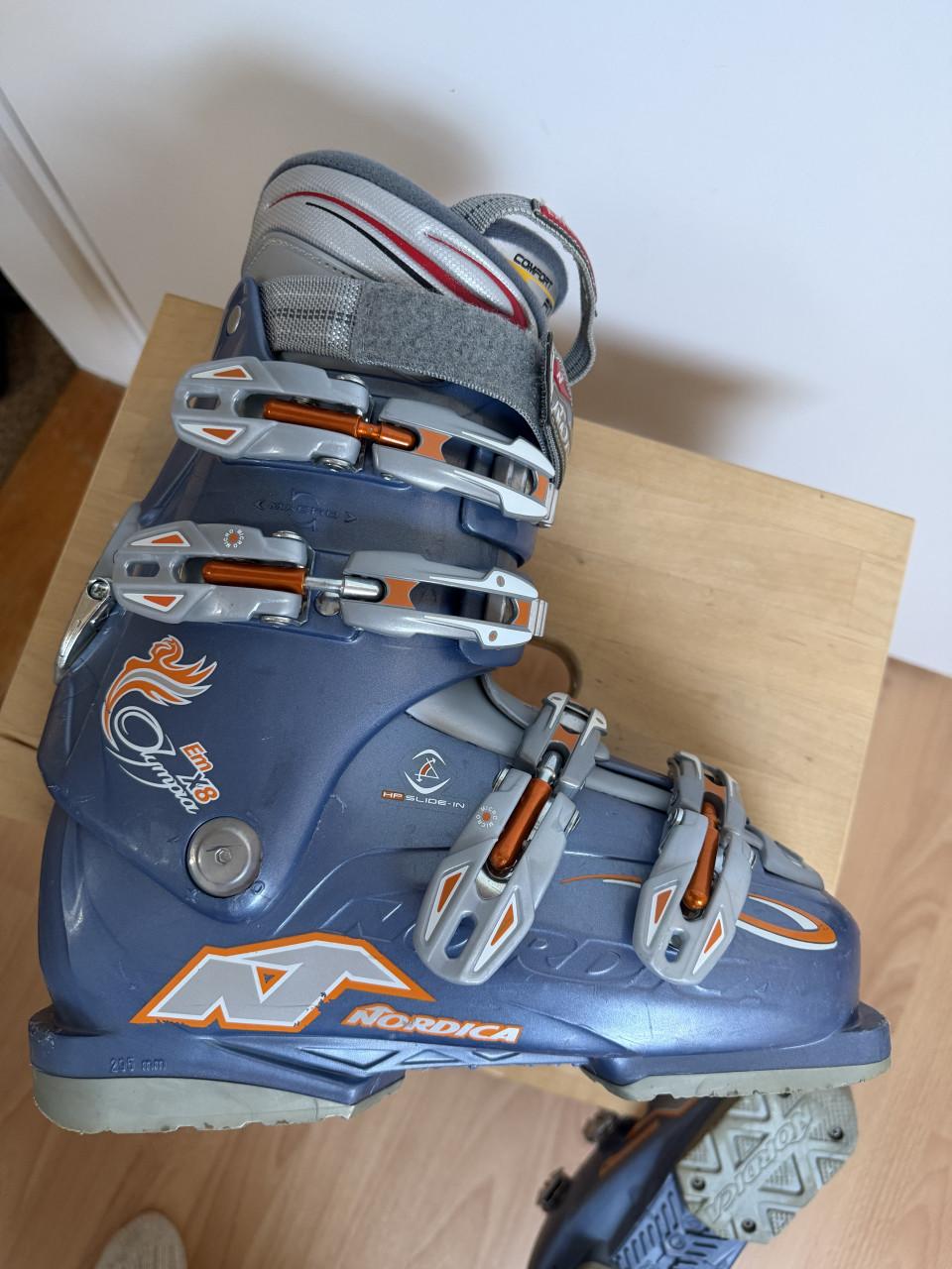 Nordica skischoenen blauw maat 255= maat 39/40