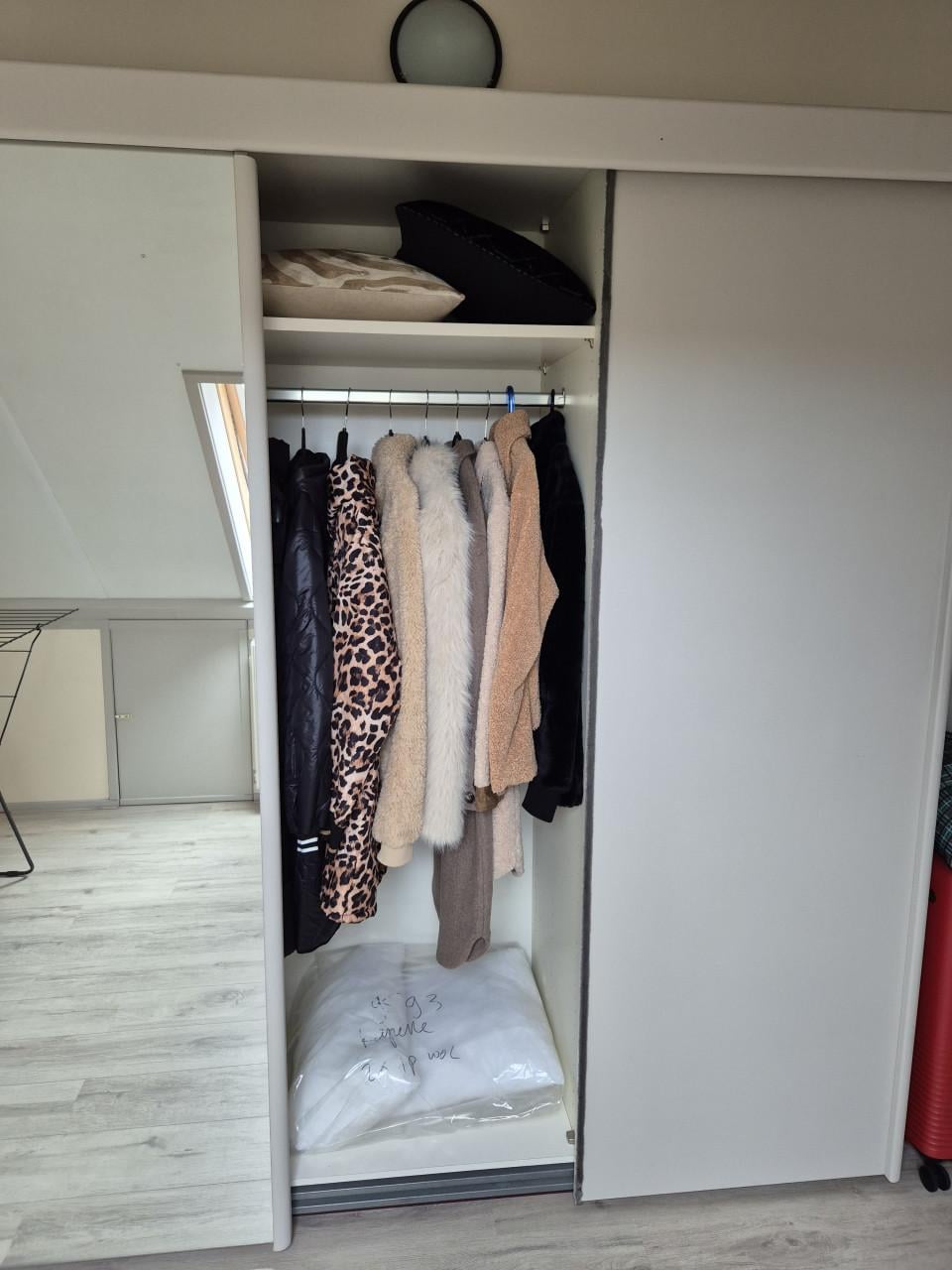 Twee GRATIS beige kledingkasten. Weg i.v.m. verhuizing!
