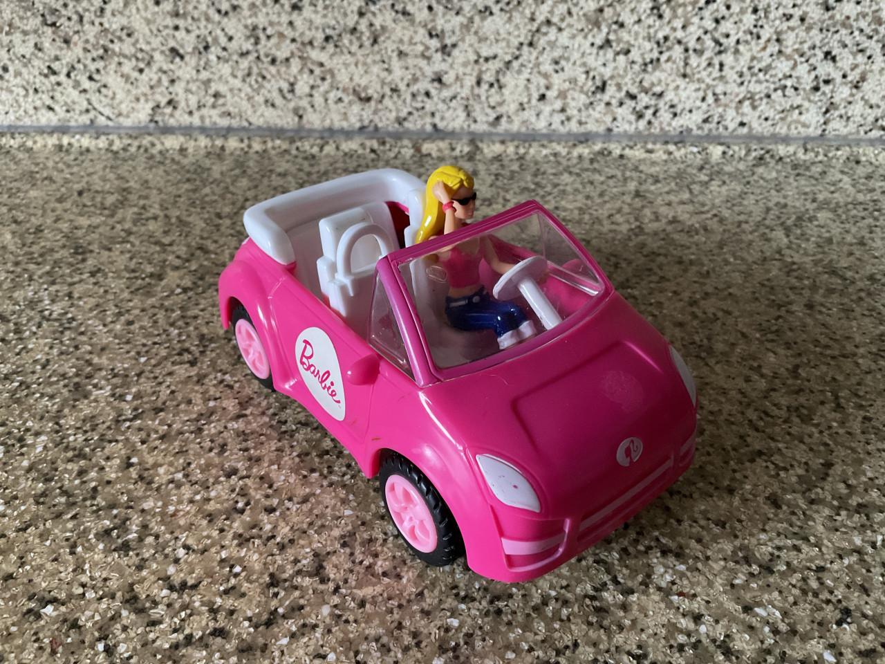 4 boekjes van Barbie.    1999. 2001.  + autootje 2009.