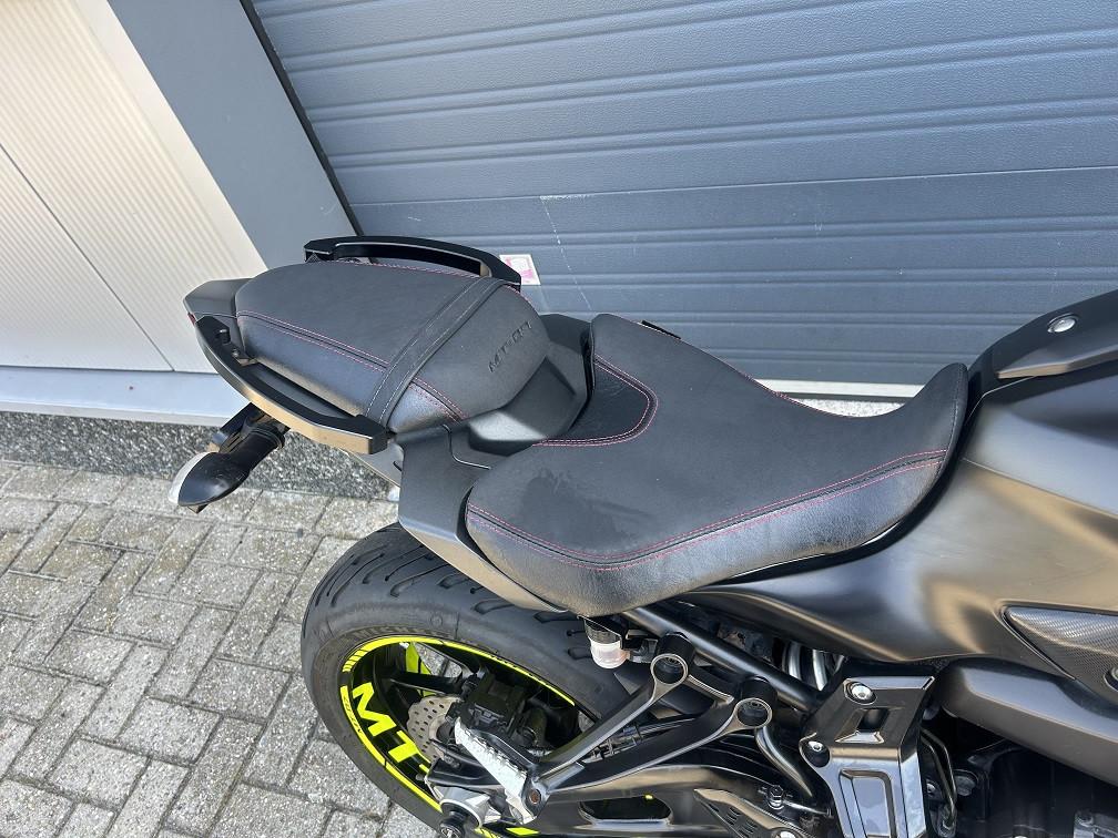 Yamaha MT07 uit nov 2015 met 43 dkm, comfortzadels, handkappen etc €4950,-