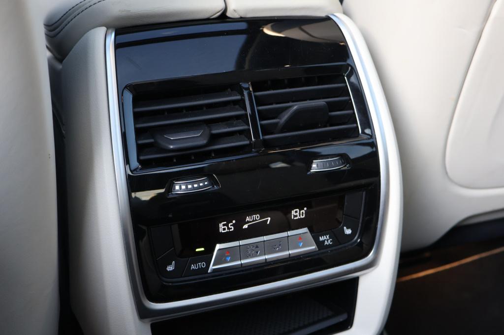 BMW X7 xdrive40i 6p. l 340 pk l panodak skylounge l laser l head-up l 3500 