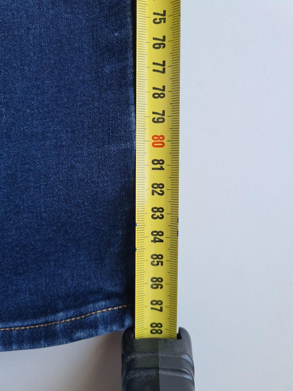 Mooie Levi's 711 Skinny jeans in een donkerblauwe wassing. W30 / L28