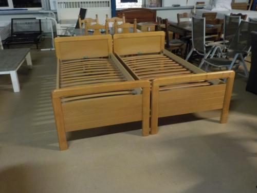 2 mooie kwaliteit massief blank eiken ledikanten met 2 eenvoudige bodems