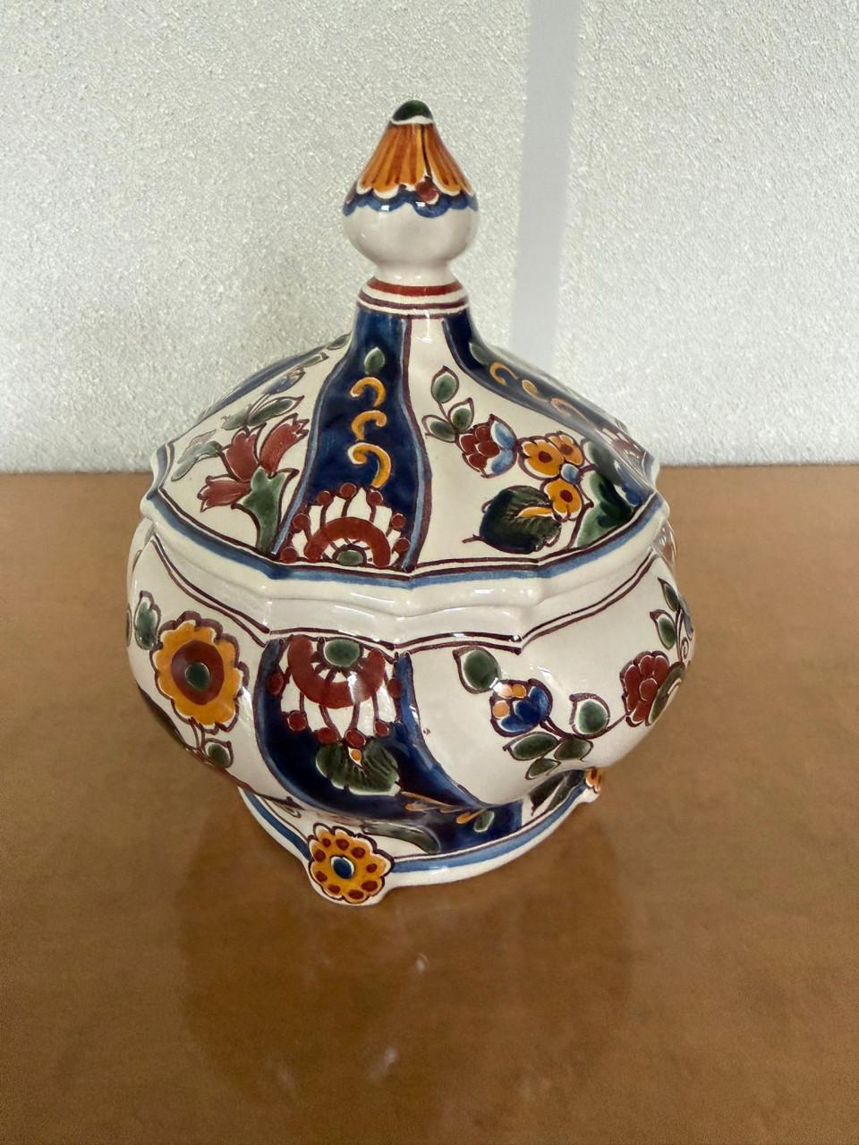 Makkum aardewerk pot