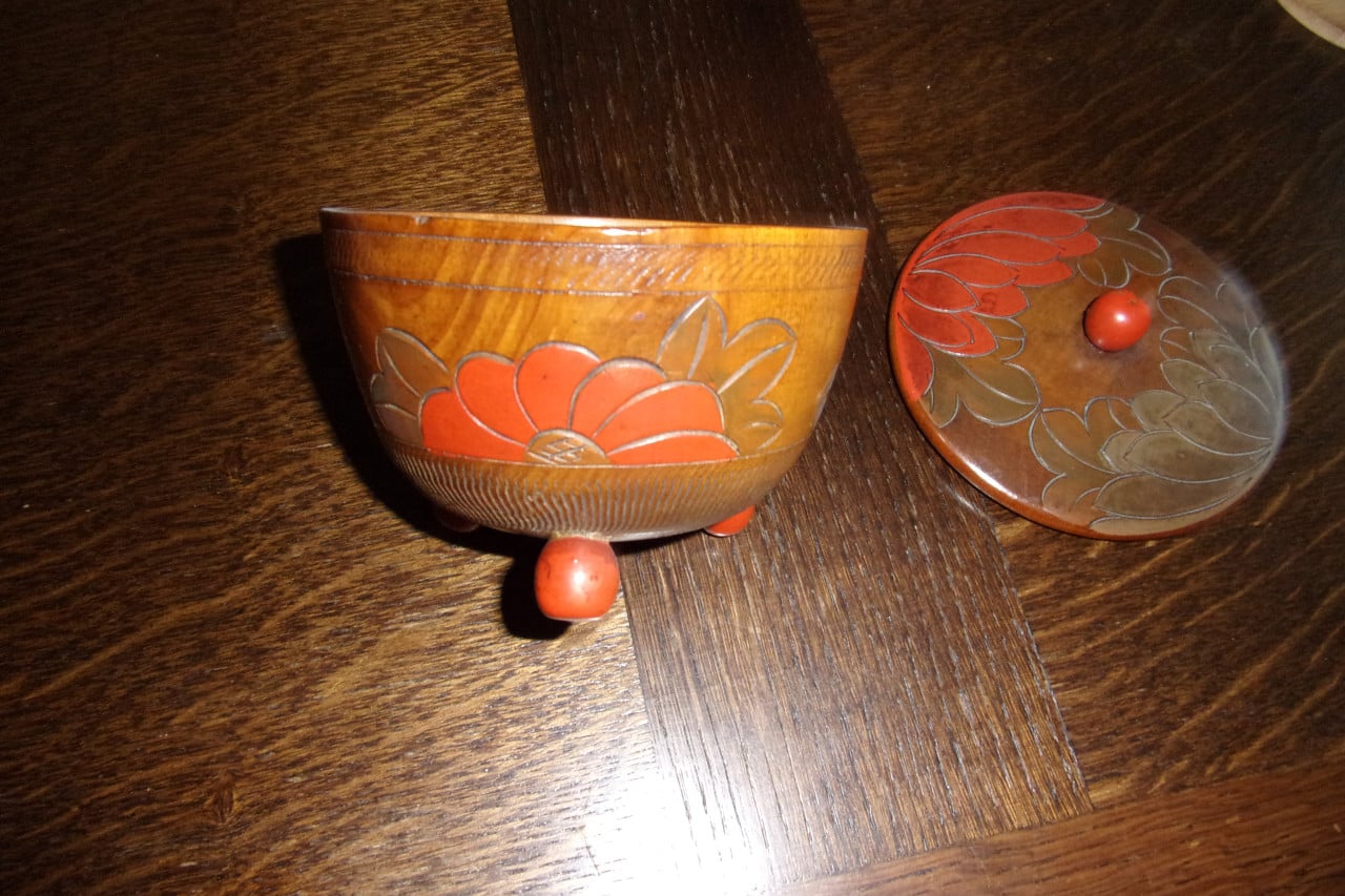 Houten doosje op 3 bollen