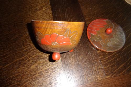 Houten doosje op 3 bollen