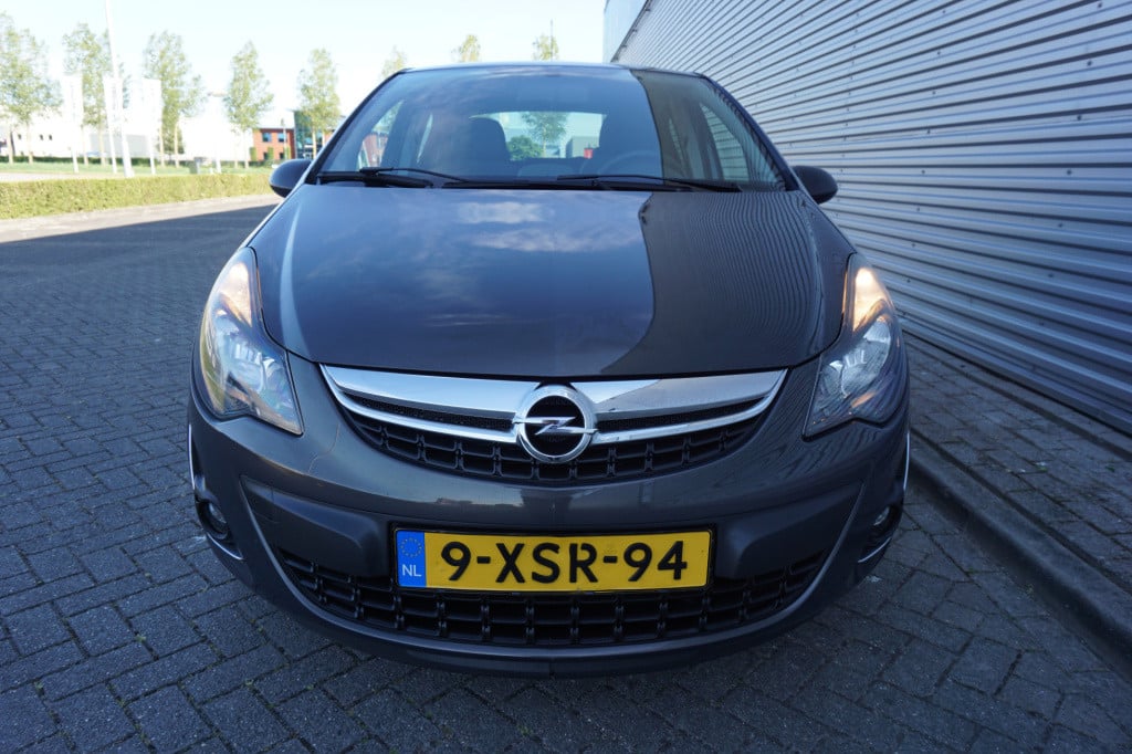 Opel Corsa 1.4-16v blitz airco / navi / cruise / elektr. ramen / parkeers. 