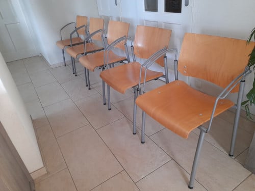 5 stevige staperbare stoelen (in goede staat ) van Ahrend