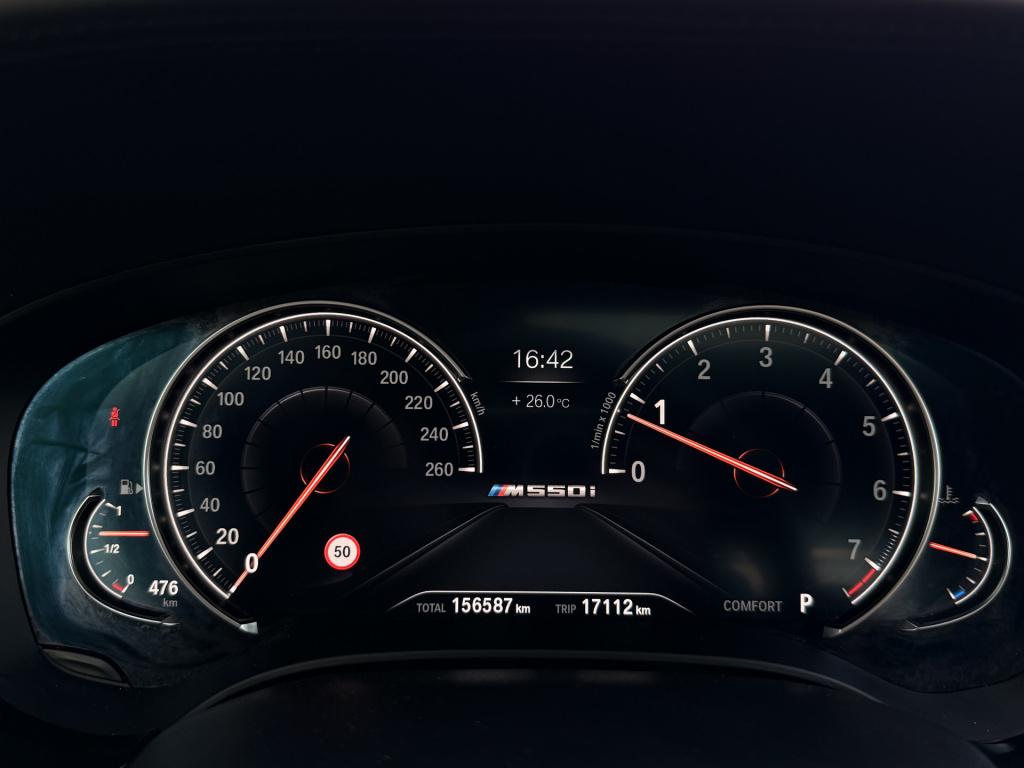 BMW 5 Serie m550i xdrive high executive | 4ws | soft-close | pano | b&w | m
