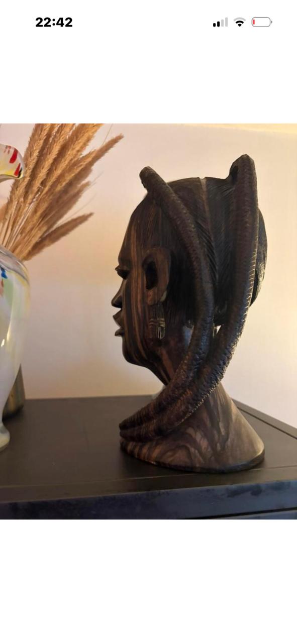 Buste van ebbenhout, Afrikaanse vrouw