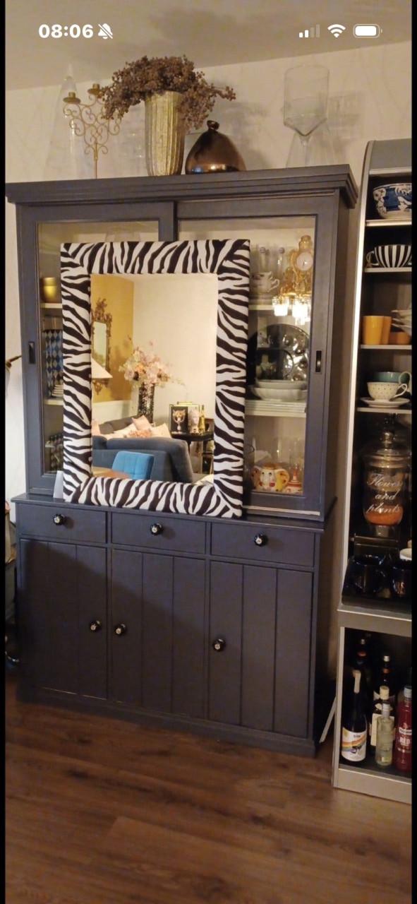 Grote spiegel in zebra-print omlijsting