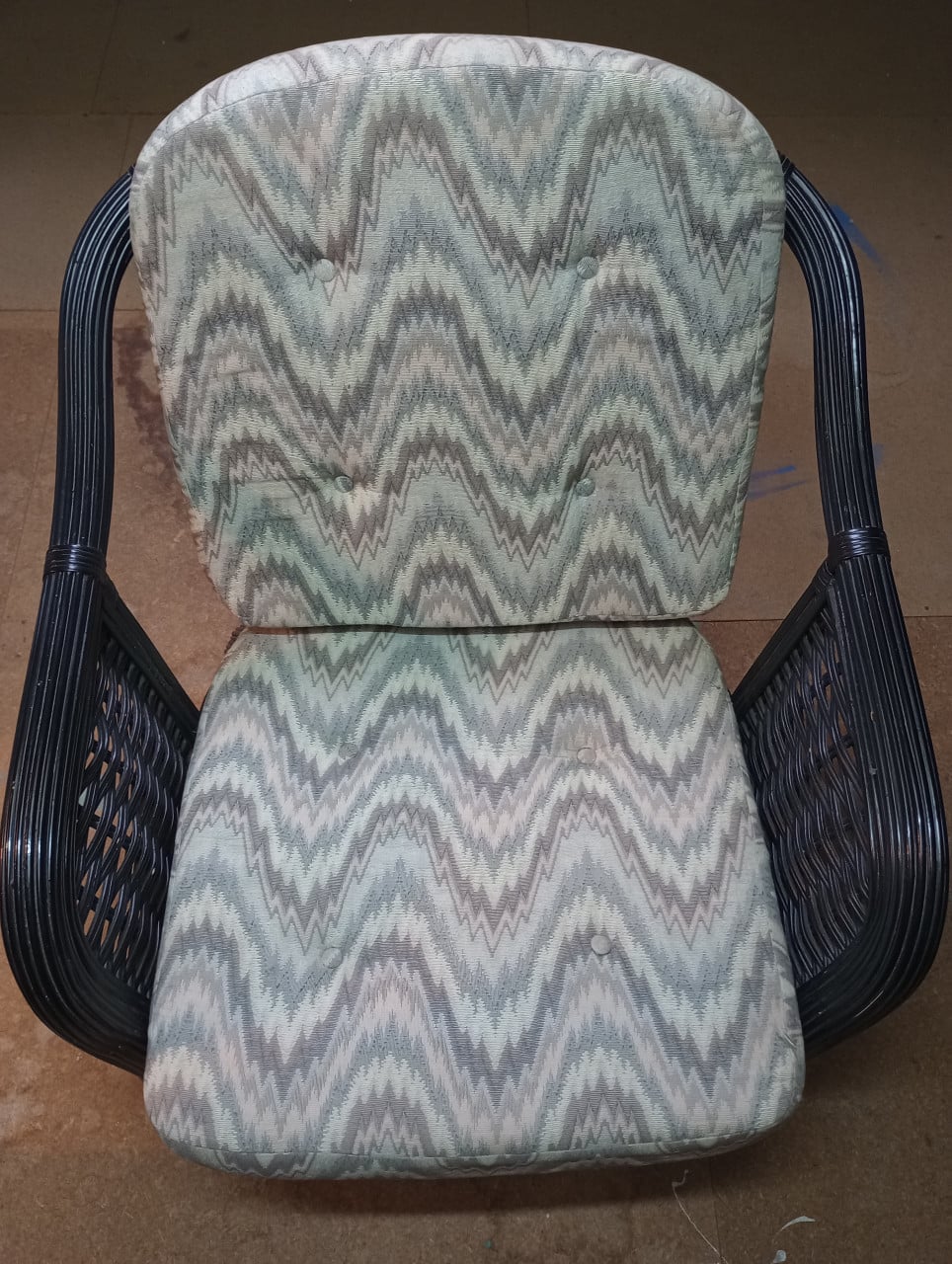 Zwarte vintage rotan stoel (incl. 2 losse kussens)