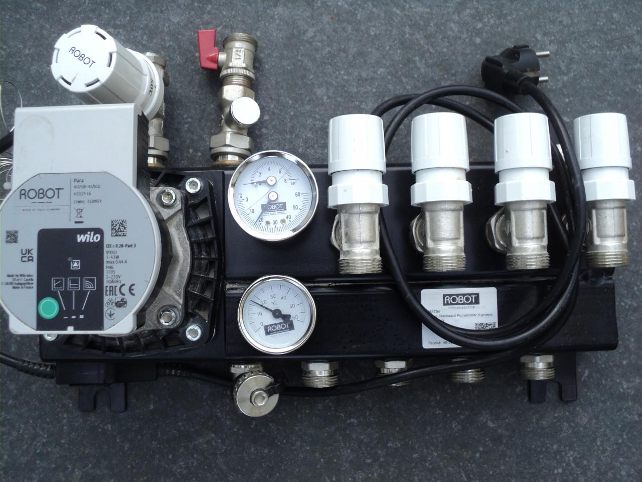 Vrijwel nieuwe 4 groep verdeler vloerverwarming ENERGI ZUINIG