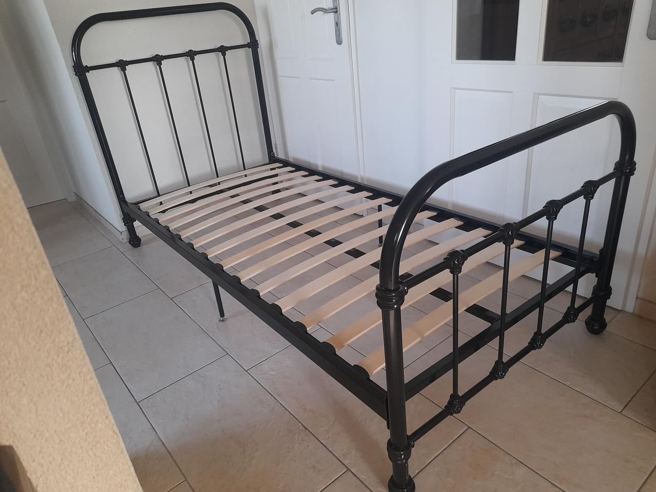 Metalen 1 Persoons bed (in goede nette staat ) 90 x 200