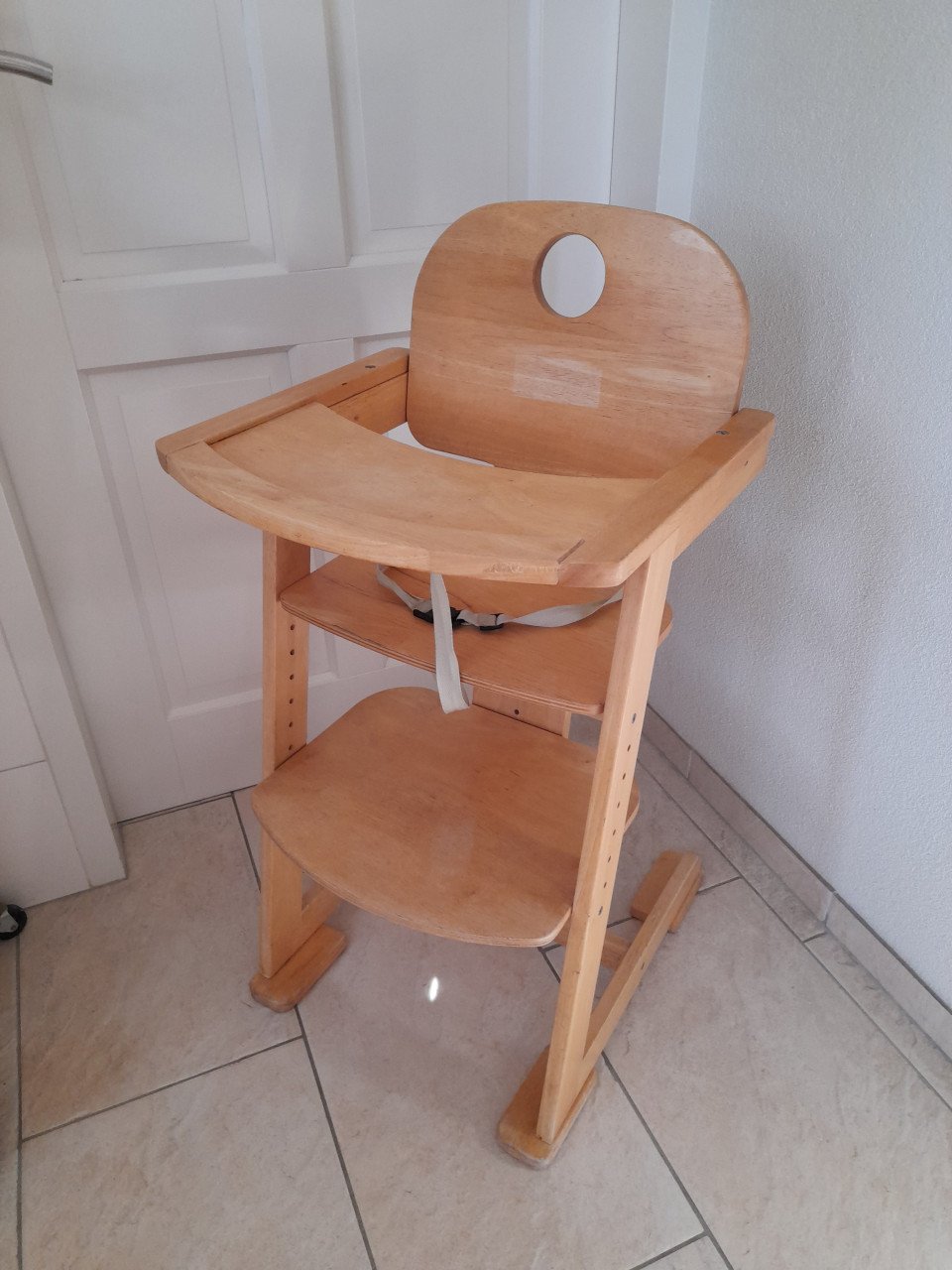 Houten kinderstoel met gordel ( in goede staat )