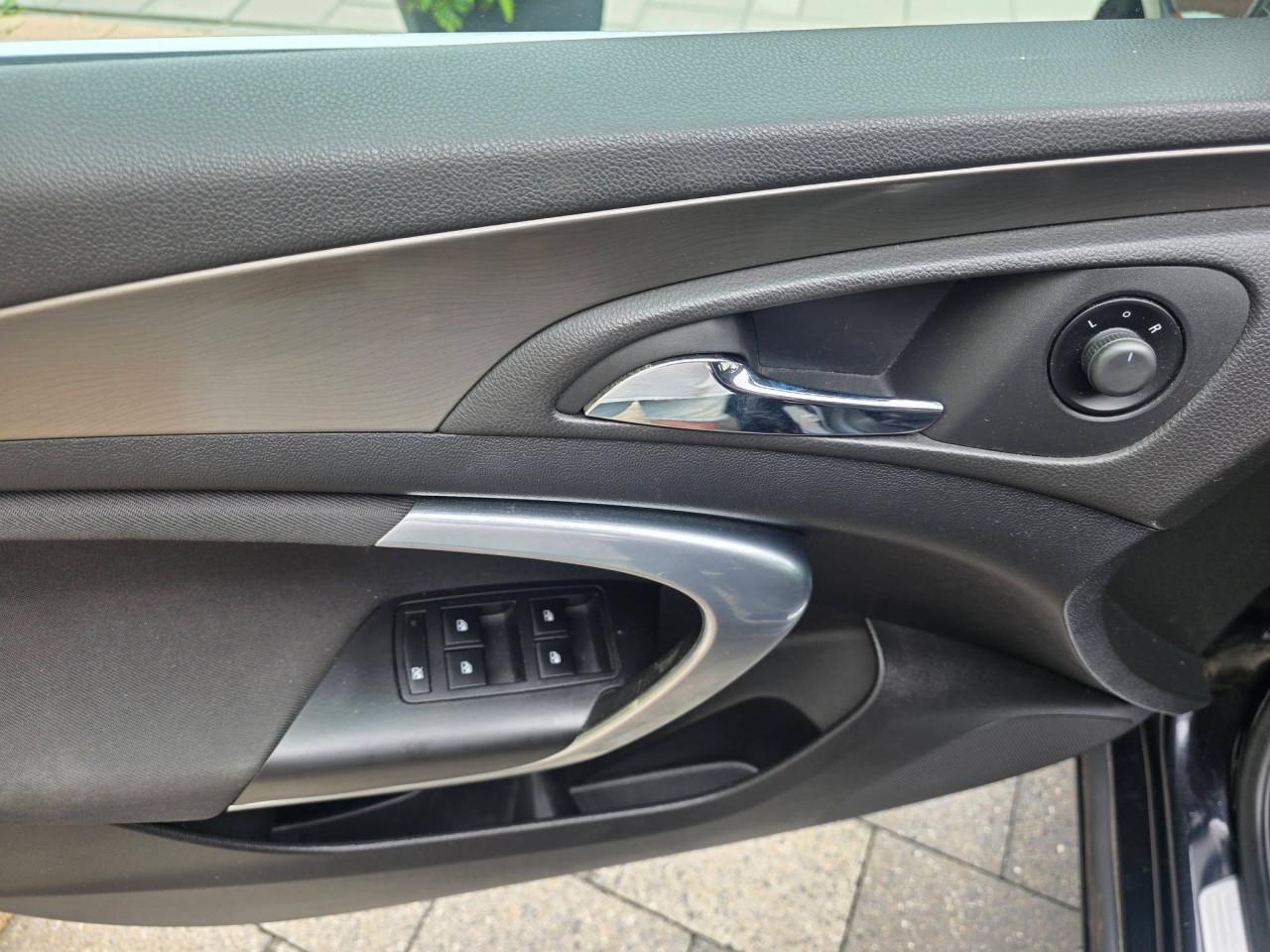 Tekoop zeer nette Opel Insignia 1.8i Cosmo  bj 2010