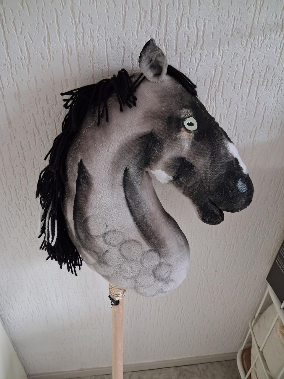 Hobby horse met spullen
