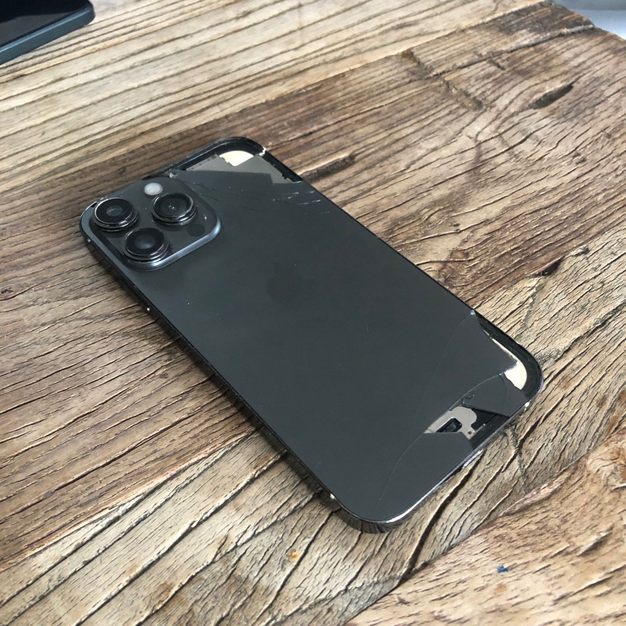 Iphone xr in 14 pro met barst