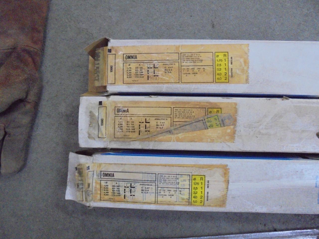 Lastrafo met 3 pakken electrodes, handschoenen en laskap.
