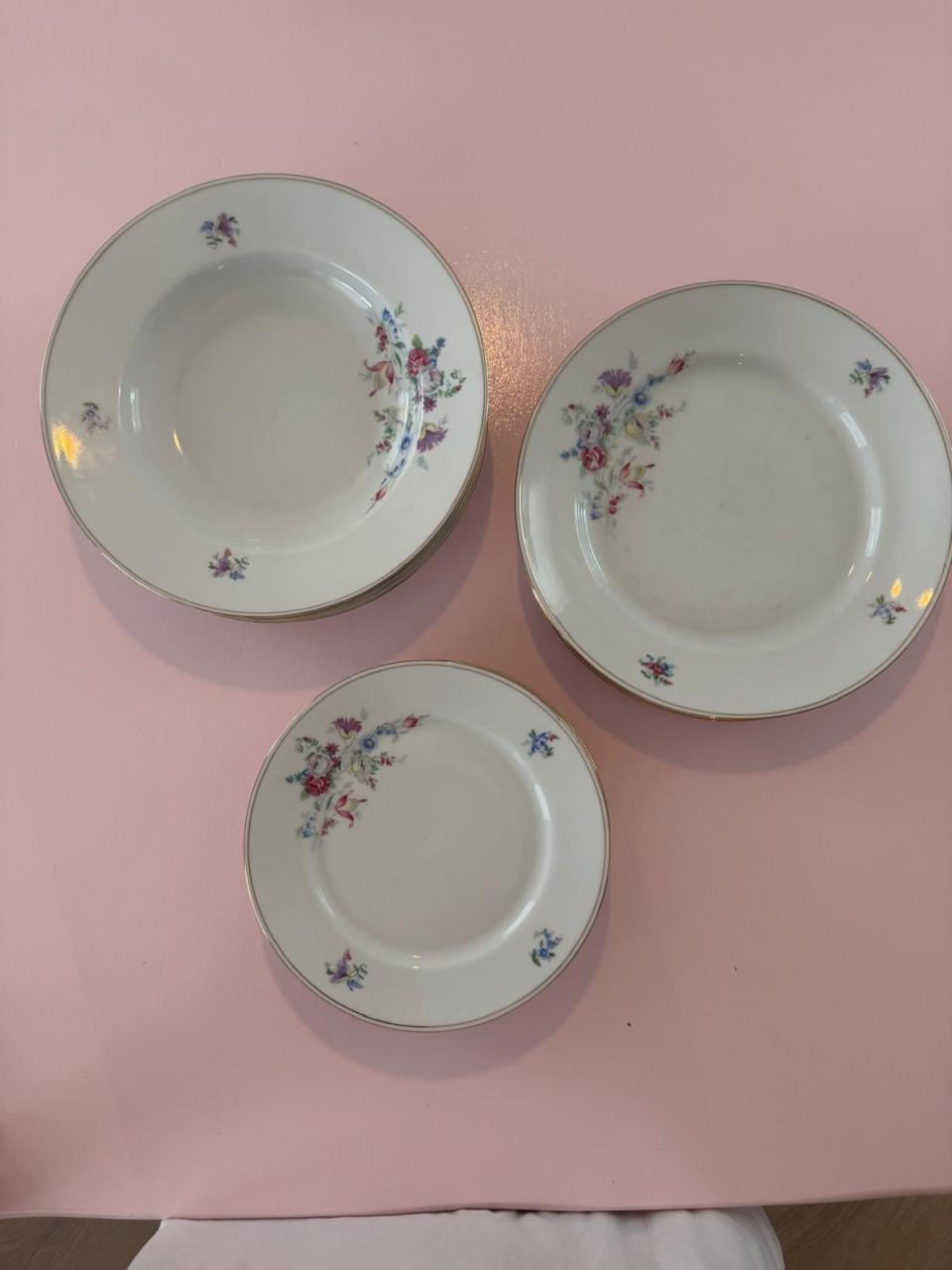 Ontbijt- en dinerborden met bloemboeketjes