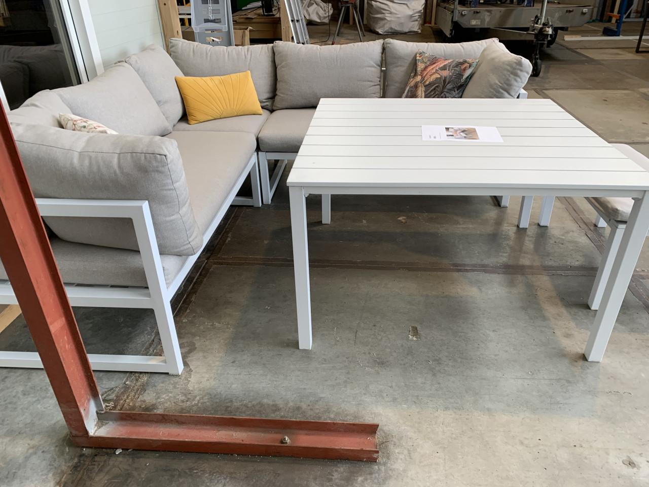 Loungeset met kussens hoge tafel en salontafel.