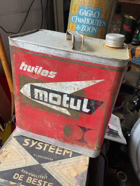 Oud olieblik Motul