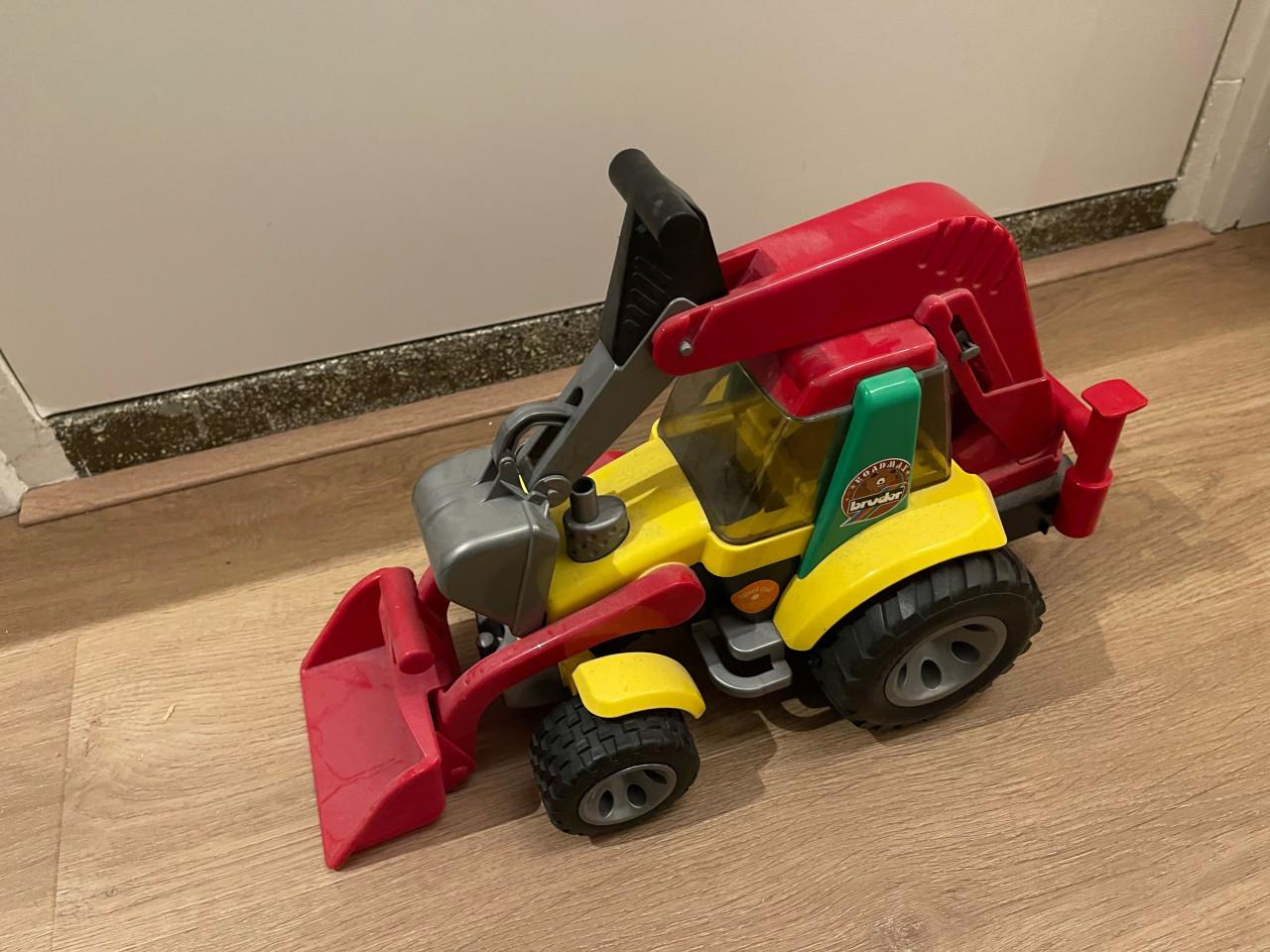 Bruder tractor met voorlader en graafarm