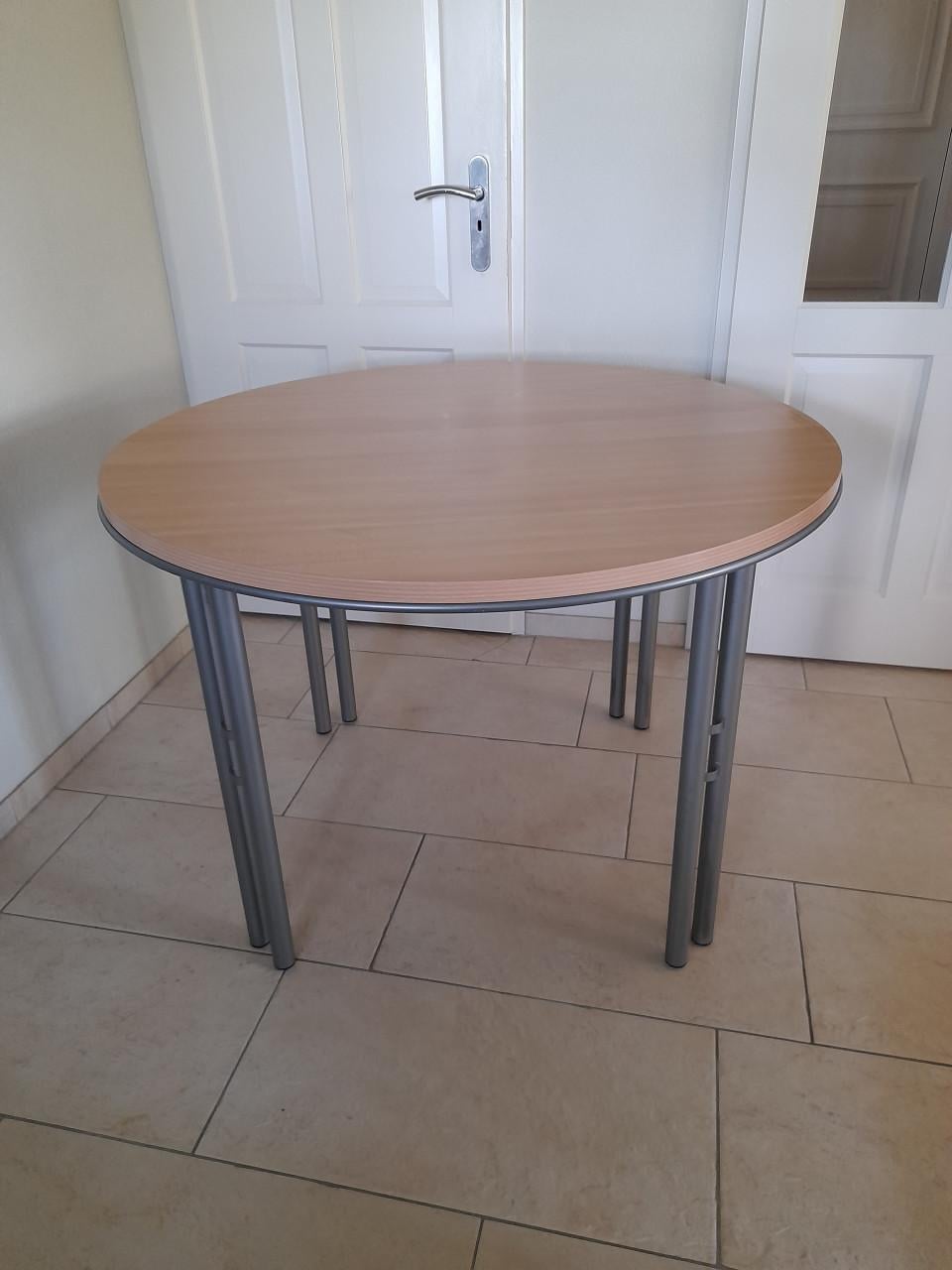Mooie ronde tafel  110 doorsnede (in goede nette staat )