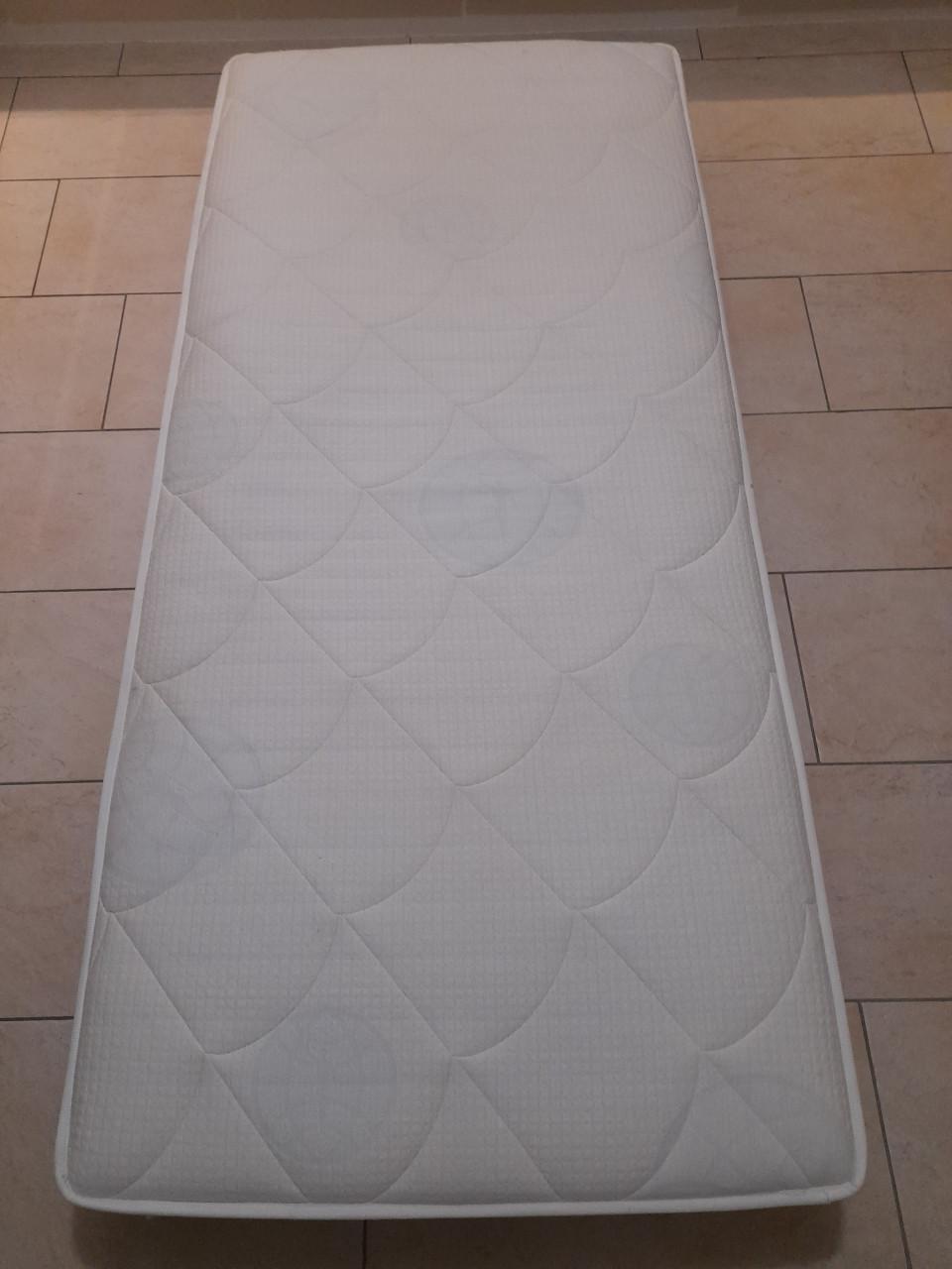 Matras 90 x 200 x 22 (in goede nette staat )