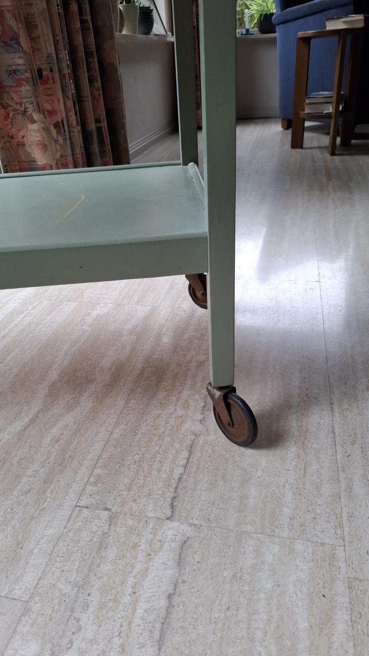 Oud verrijdbaar theetafeltje