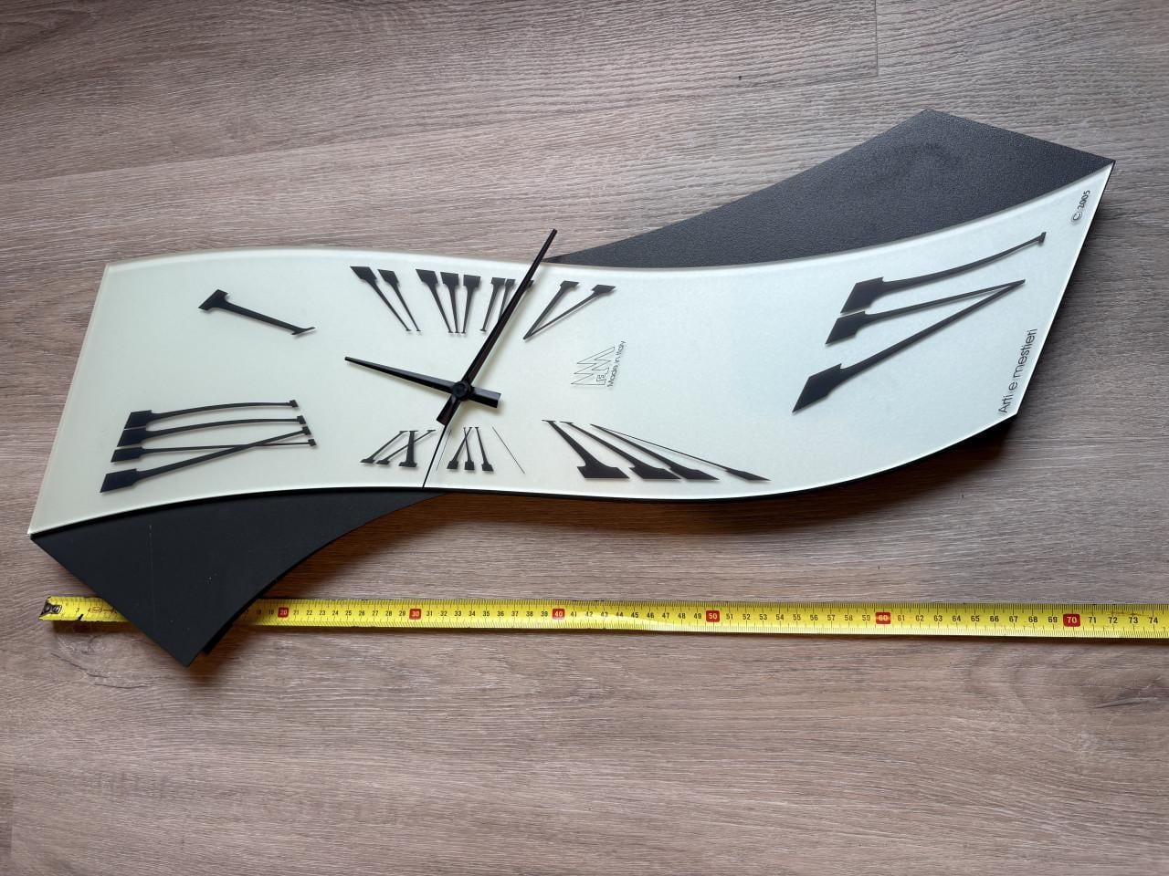 Moderne wandklok met uniek design