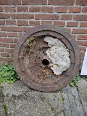 Loodzware oude molensteen, fabrieks motor onderdeel parasol.