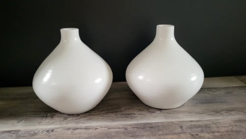 2 Witte vazen (30 x 30 cm)