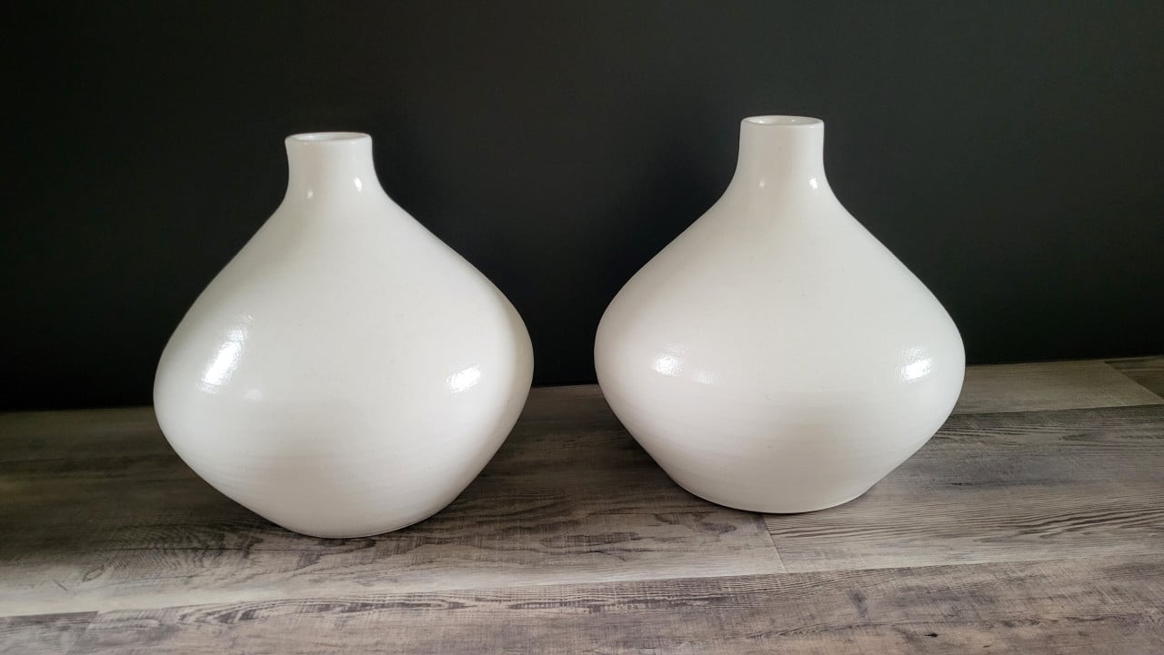 2 Witte vazen (30 x 30 cm)