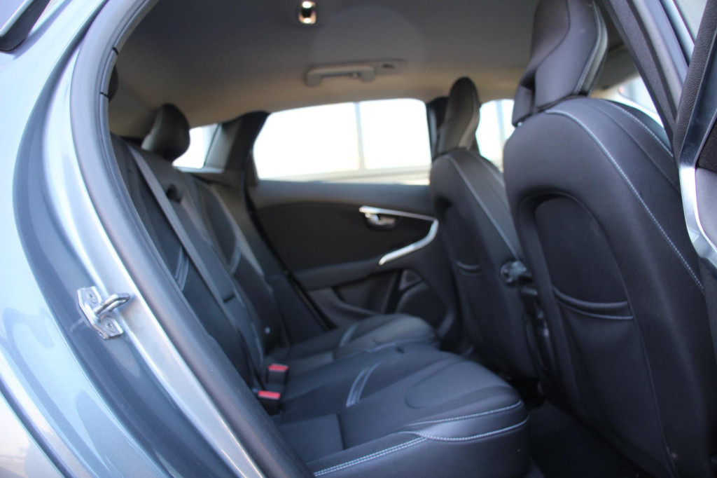Volvo V40 1.5 t2 momentum automaat - pdc rondom + camera - full led - navi 