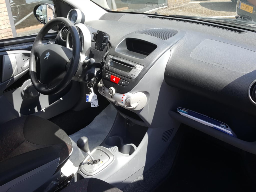 Peugeot 107 1.0 12v 5d 2-tronic automaat airco | lm-velgen | radio met cd-s