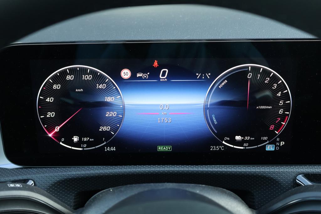 Mercedes-Benz A-Klasse 250 e amg line i panoramadak i camera i distronic i 