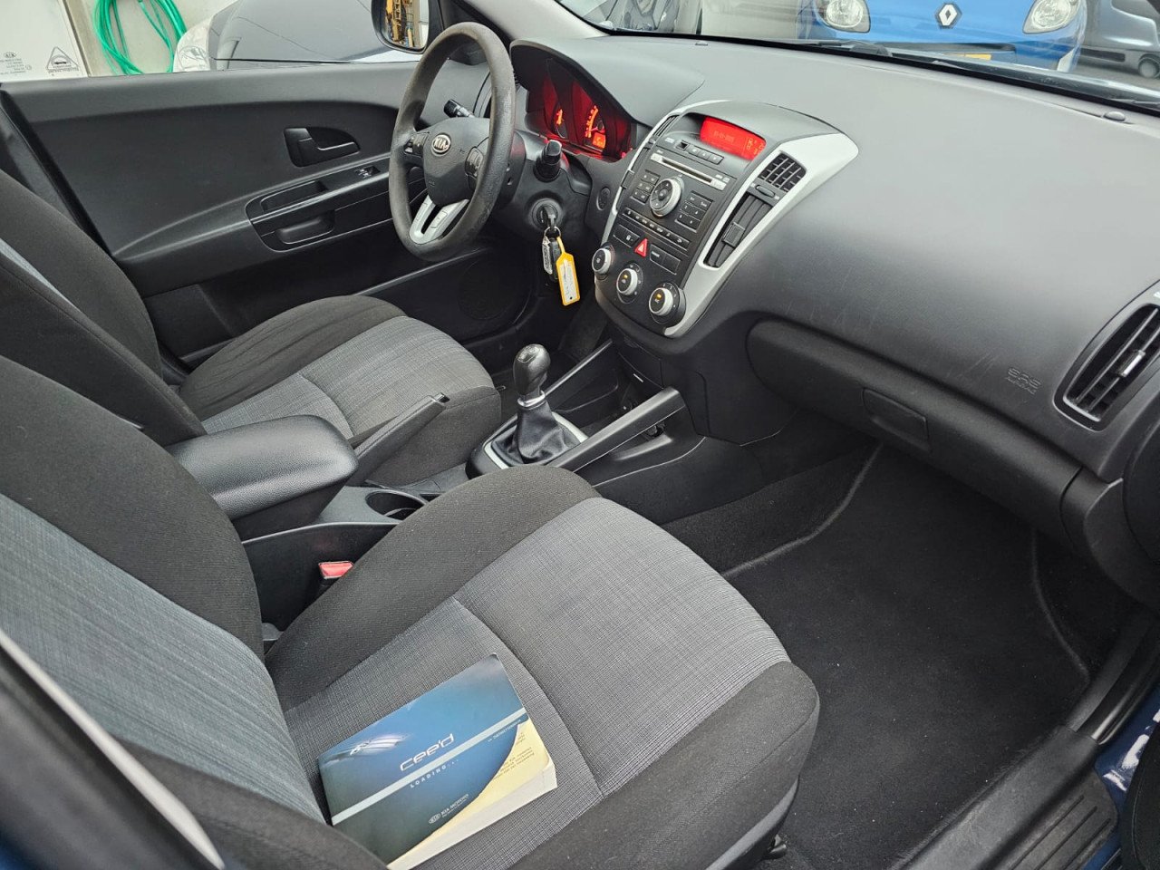 TE KOOP KIA CEE'D 1.4 X-TRA EURO 5 MET AIRCO EN TREKHAAK