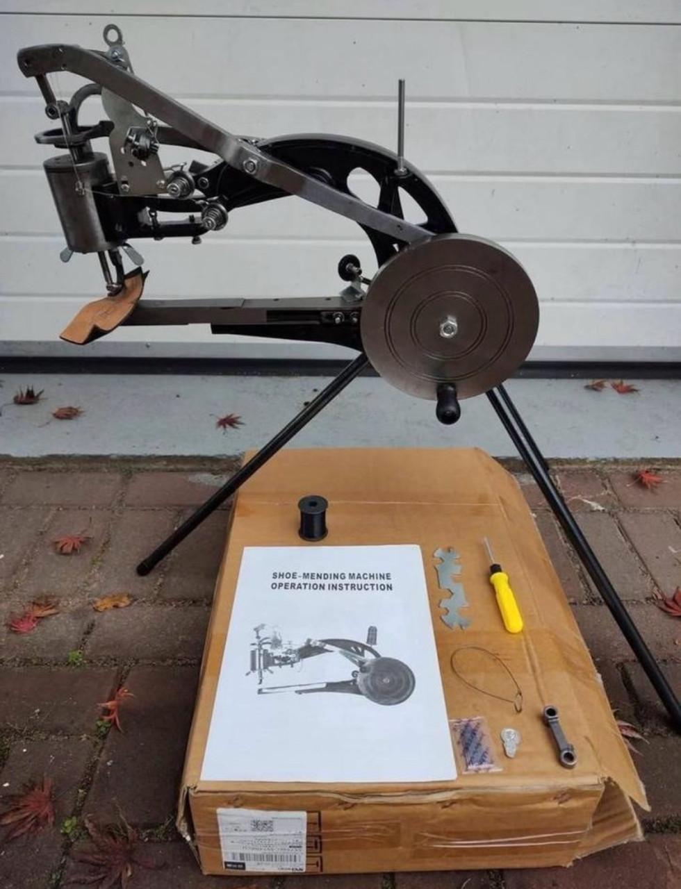 Leernaaimachine + reststukken leer.