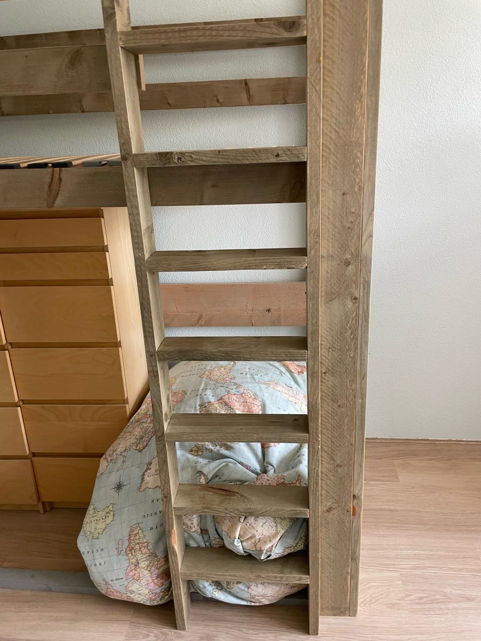 Bed hoogslaper (incl. verstelbare lattenbodem)
