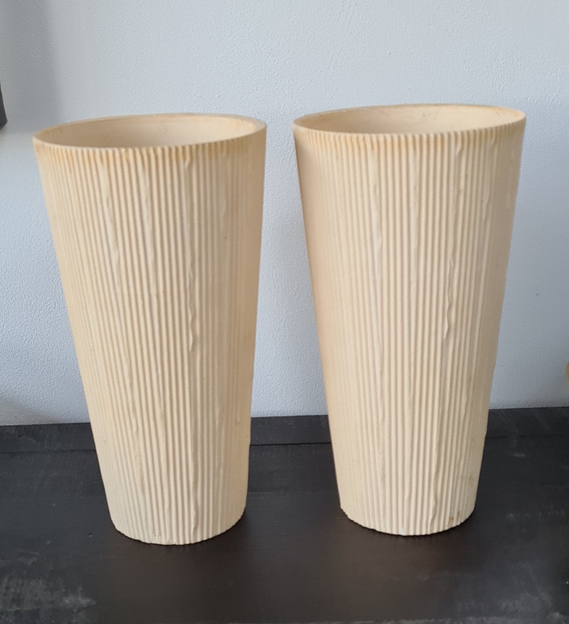 2 beige aardewerk bloempotten/vazen 22 cm hoog
